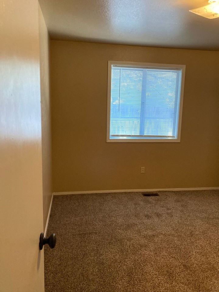 2525 Meadow Ave - Photo 6 of 11