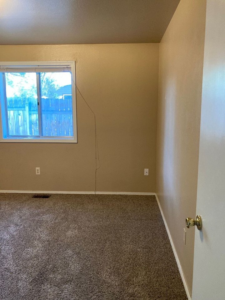 2525 Meadow Ave - Photo 7 of 11