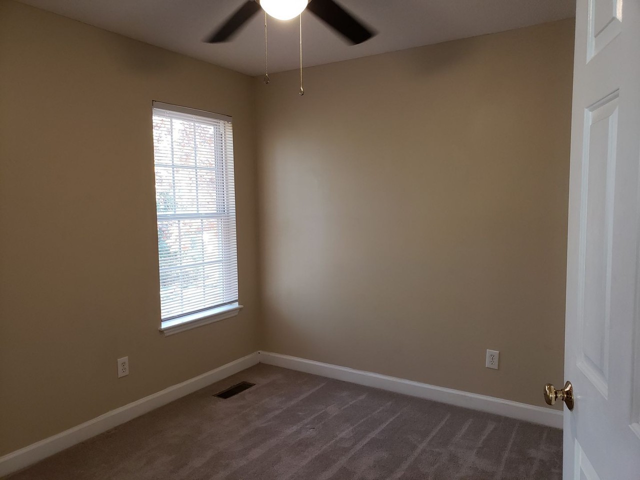 123 Plumgrove Ln - Photo 7 of 8