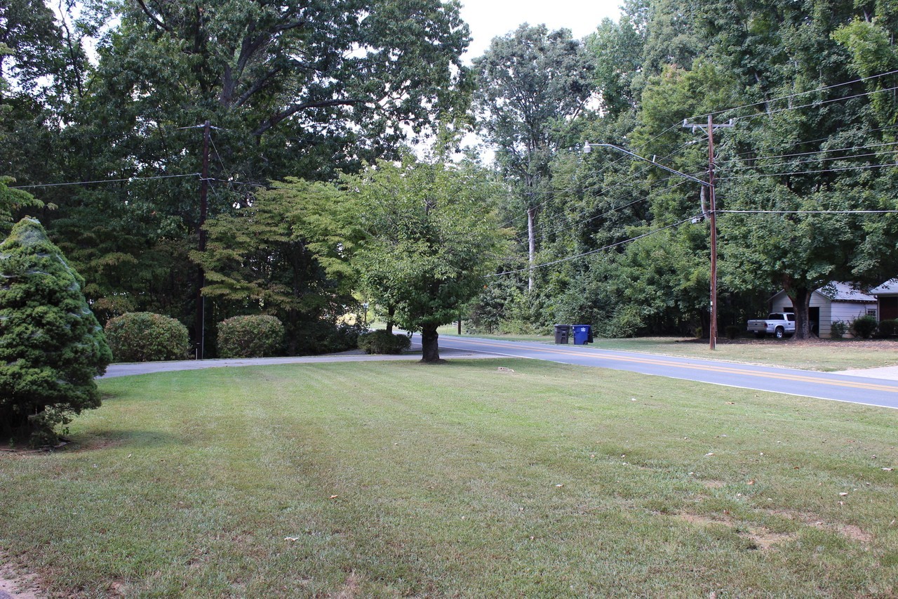 1956 Ardmore Rd - Photo 5 of 22