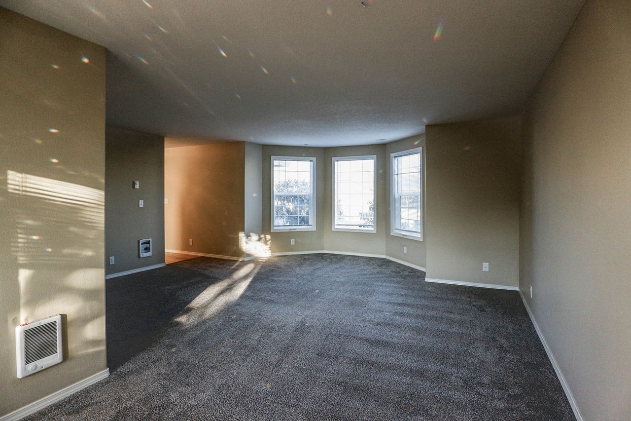 1402 Se Park Crest Ave - Photo 7 of 19