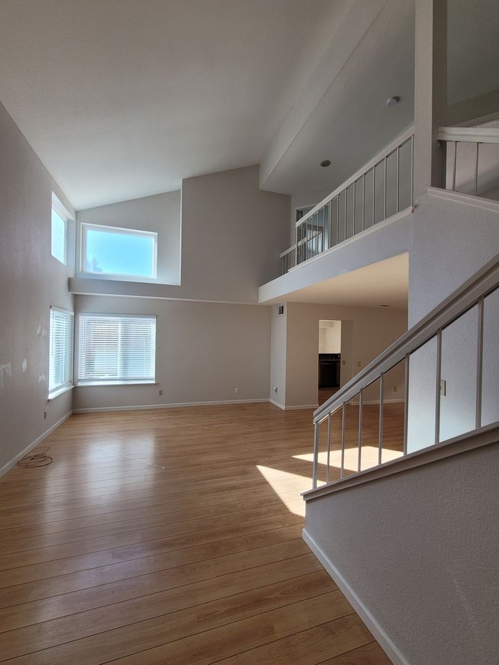 1060 Burnham Dr - Photo 2 of 26