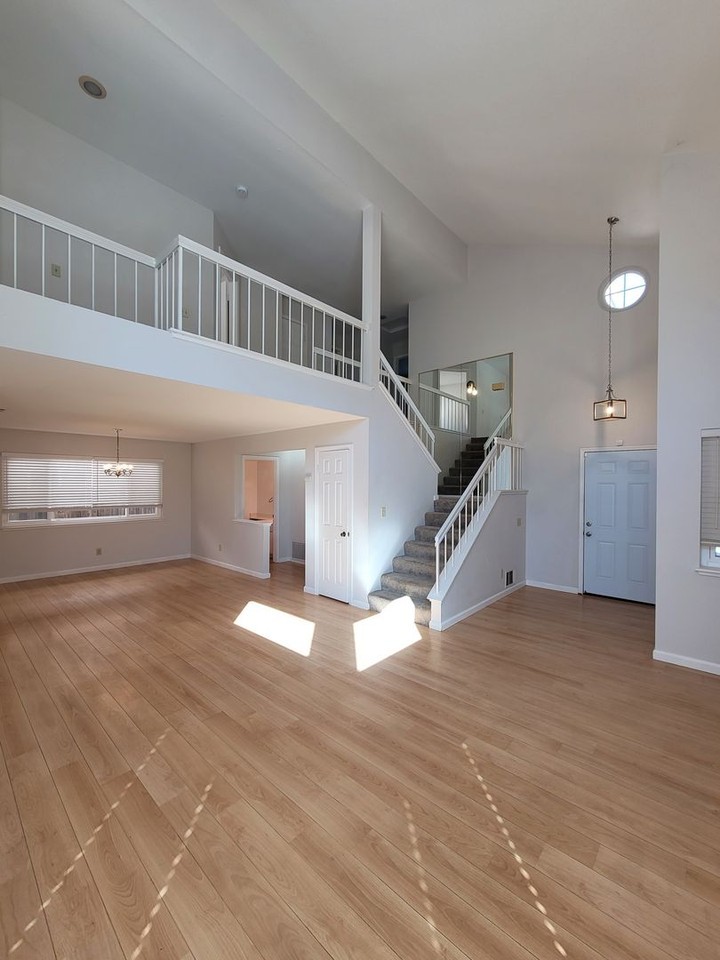 1060 Burnham Dr - Photo 3 of 26