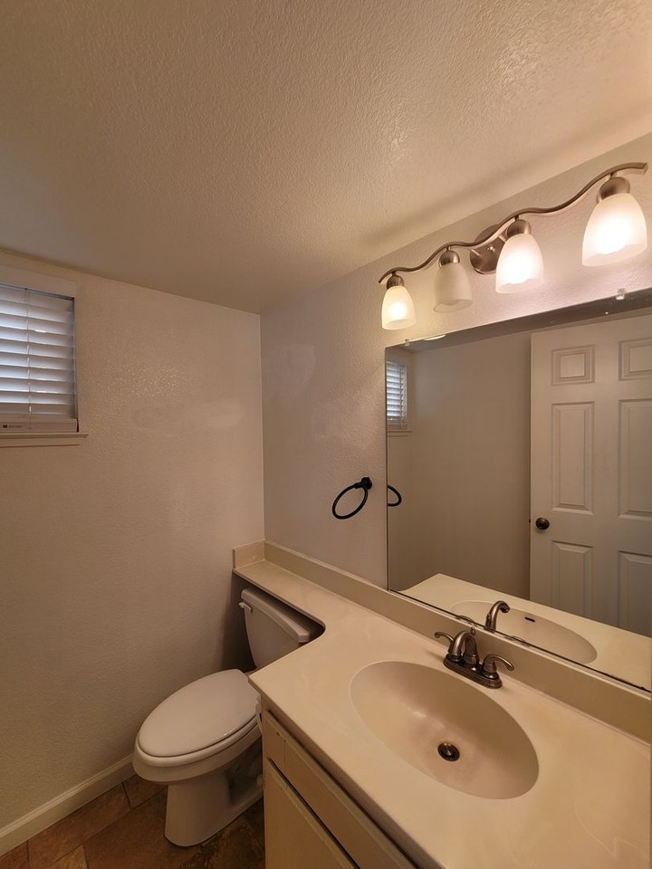 1060 Burnham Dr - Photo 5 of 26