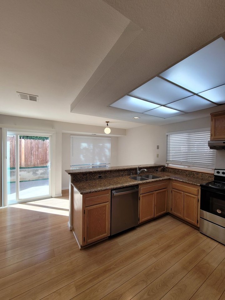 1060 Burnham Dr - Photo 6 of 26