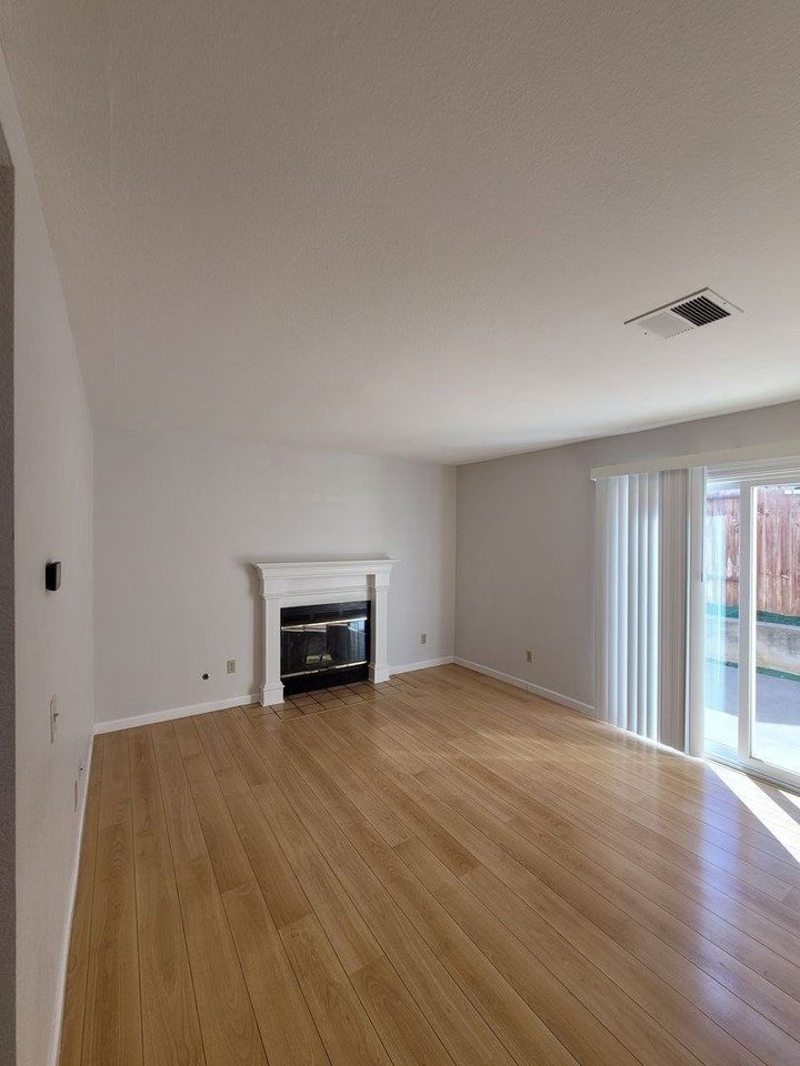 1060 Burnham Dr - Photo 7 of 26