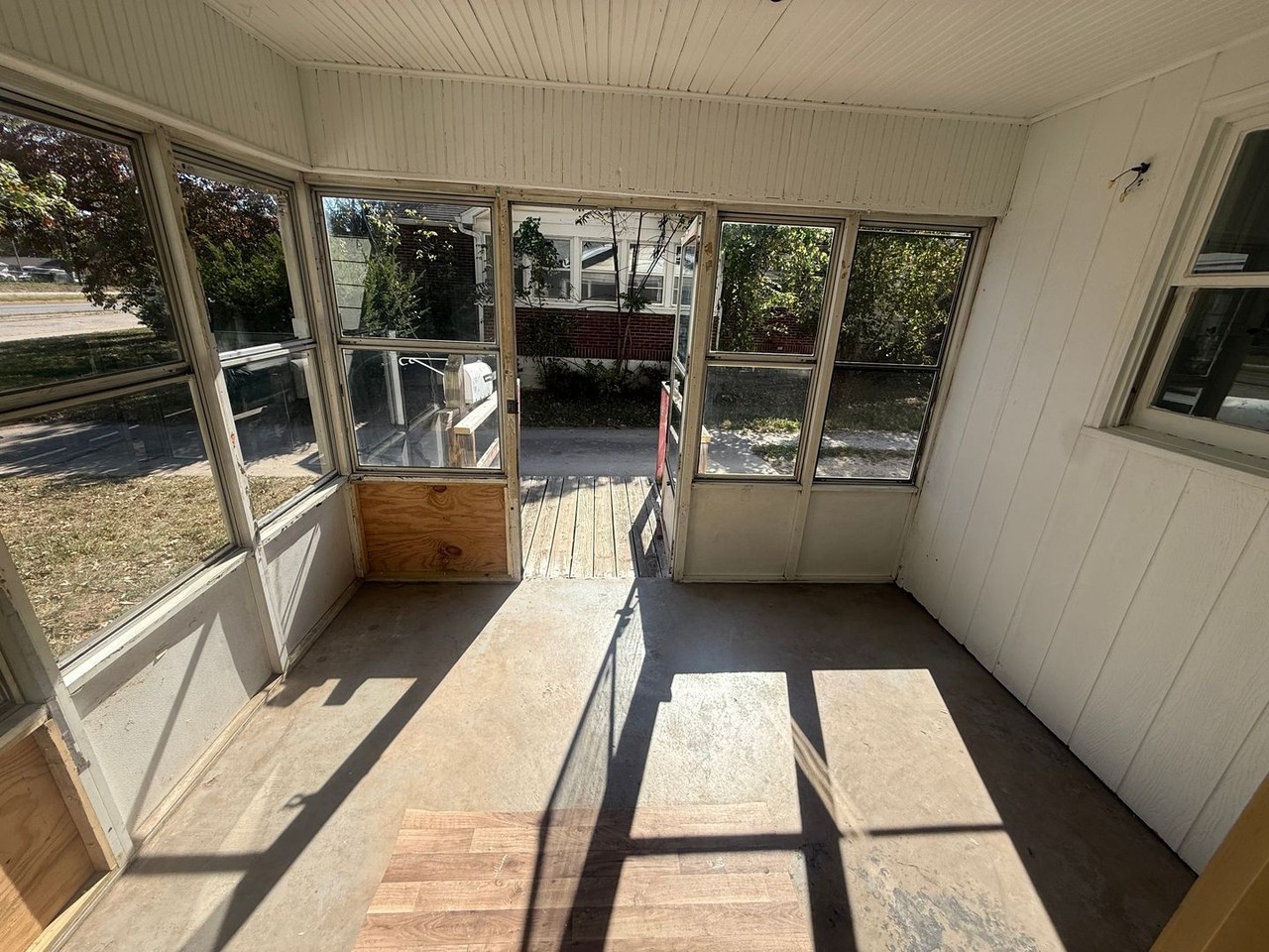 2115 N Kansas Ave - Photo 2 of 12