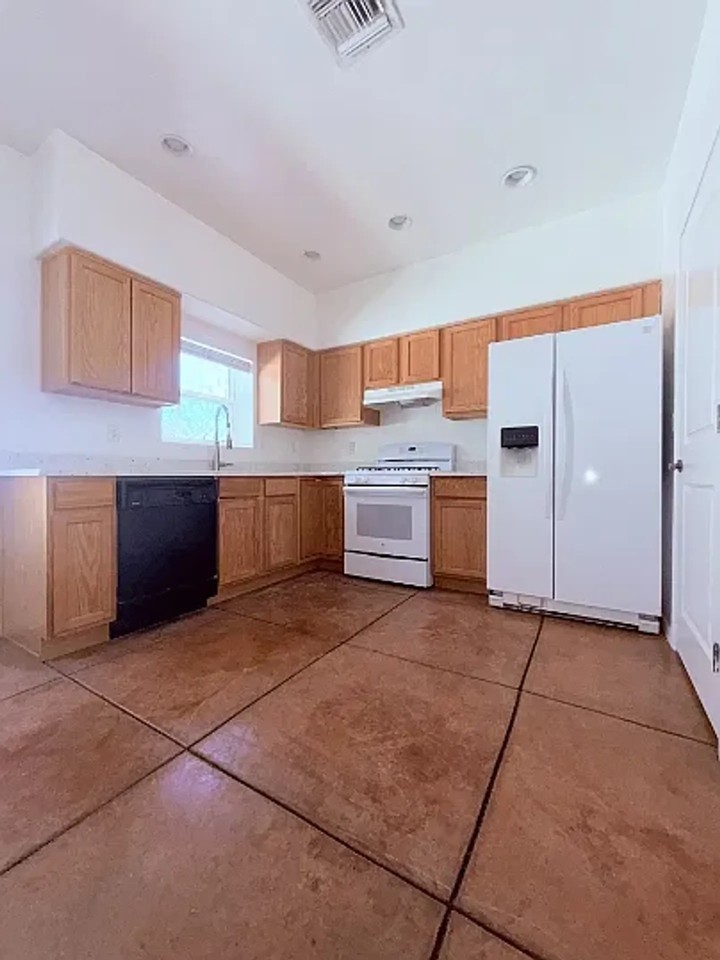324 W 23rd St - Photo 3 of 17