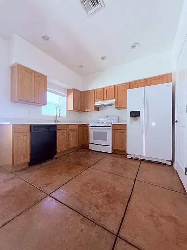 324 W 23rd St - Photo 4 of 17