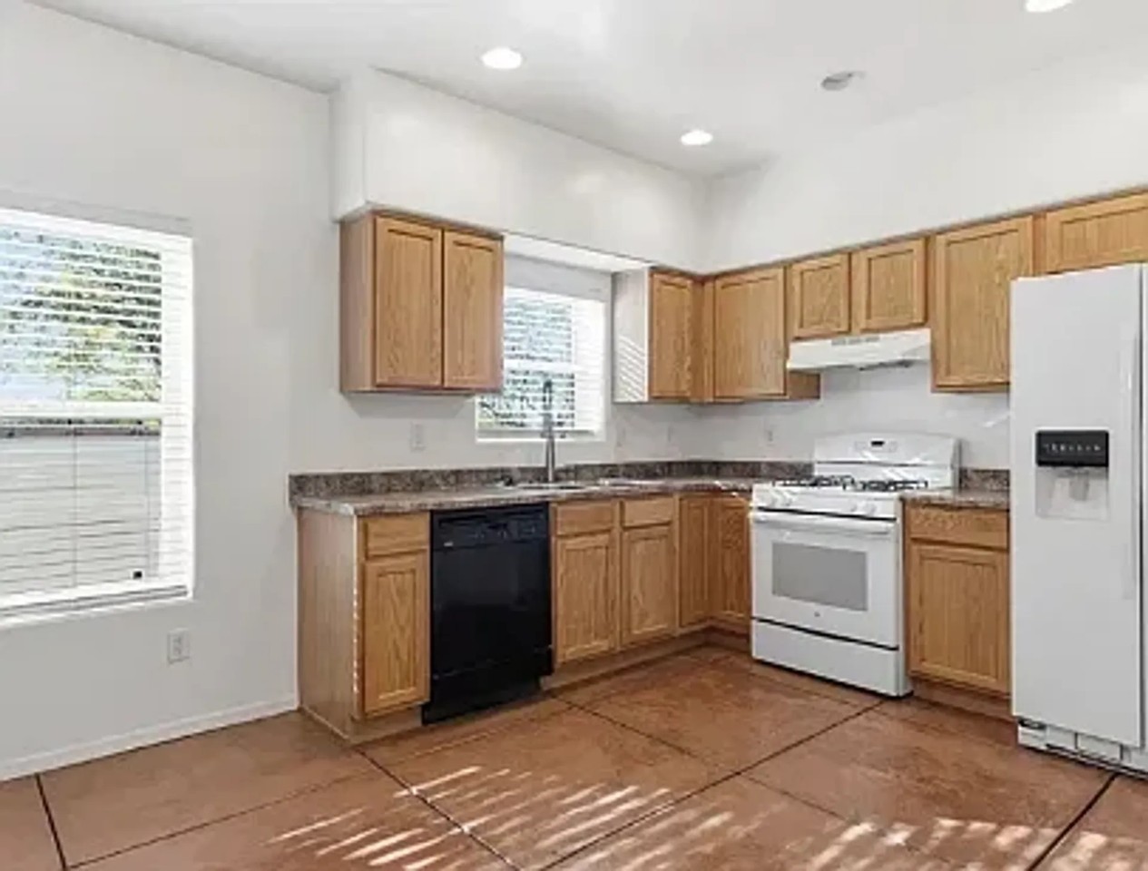 324 W 23rd St - Photo 7 of 17