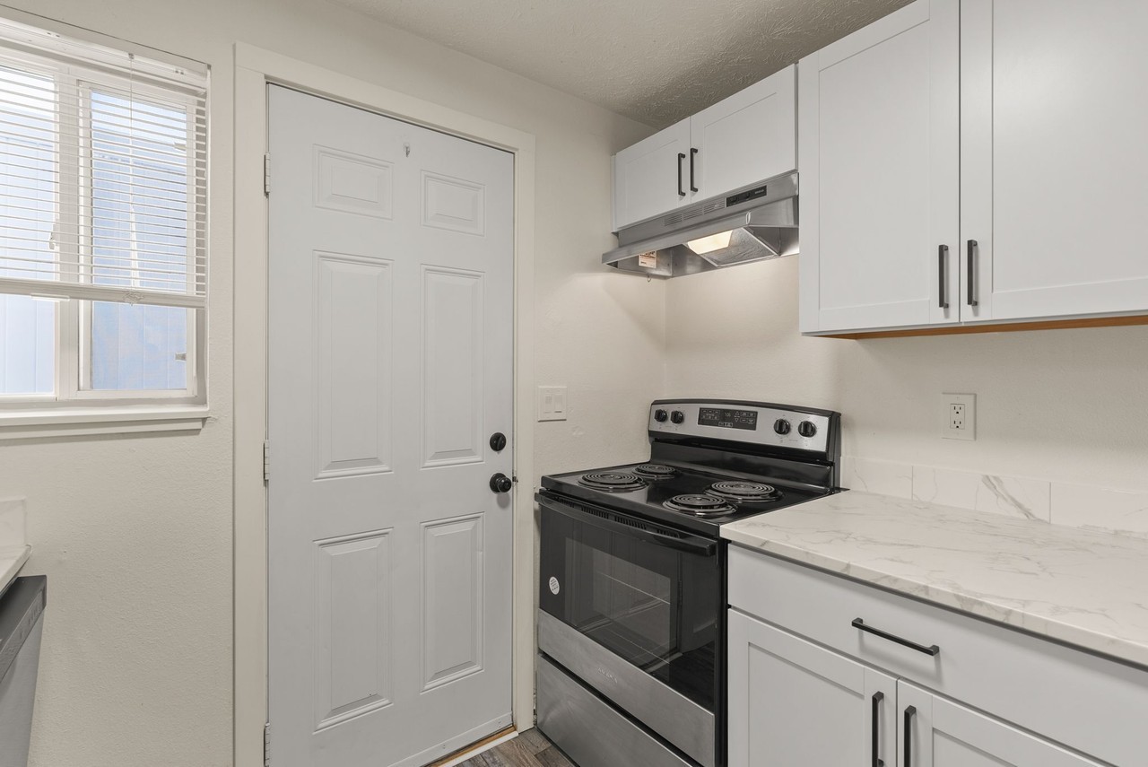 BM - 2914 North Hogan Street - Photo 6 of 16