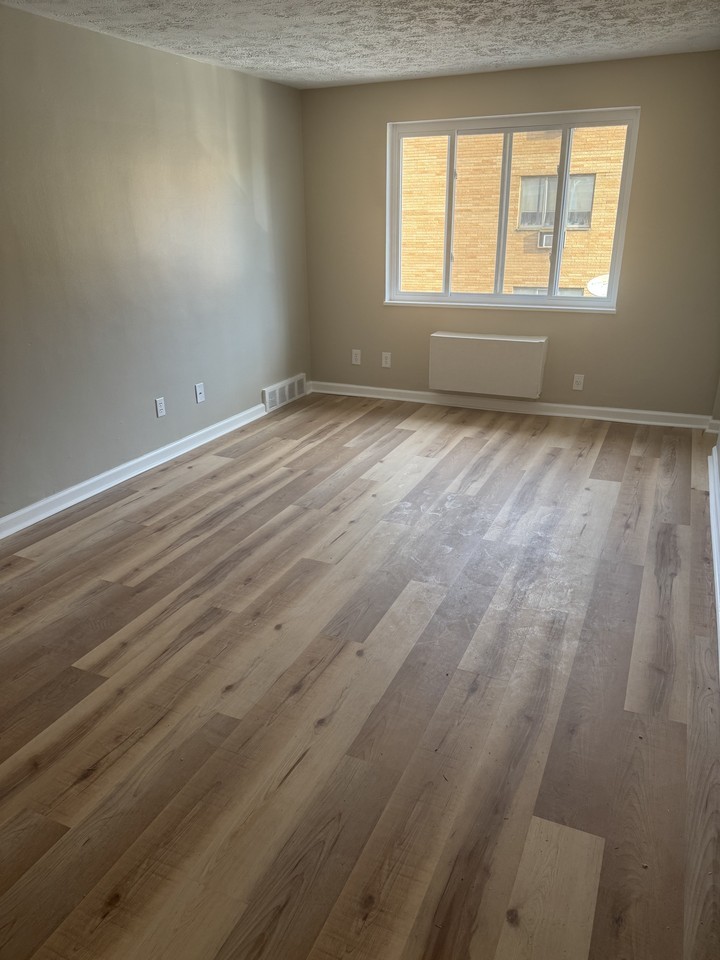 17625 Lakeshore Boulevard - Photo 2 of 5