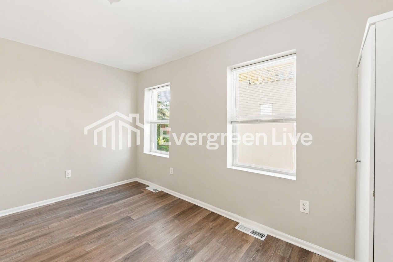 950 Homestead St - Photo 2 of 15