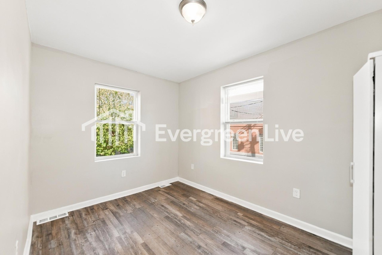 950 Homestead St - Photo 4 of 15