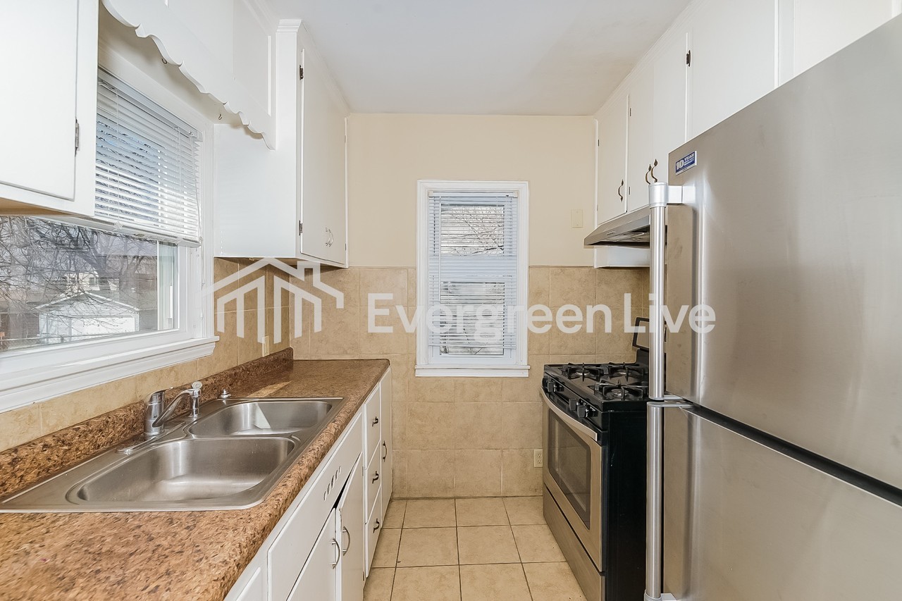 584 38th Ave Ne - Photo 3 of 11