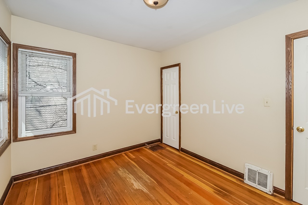 584 38th Ave Ne - Photo 4 of 11