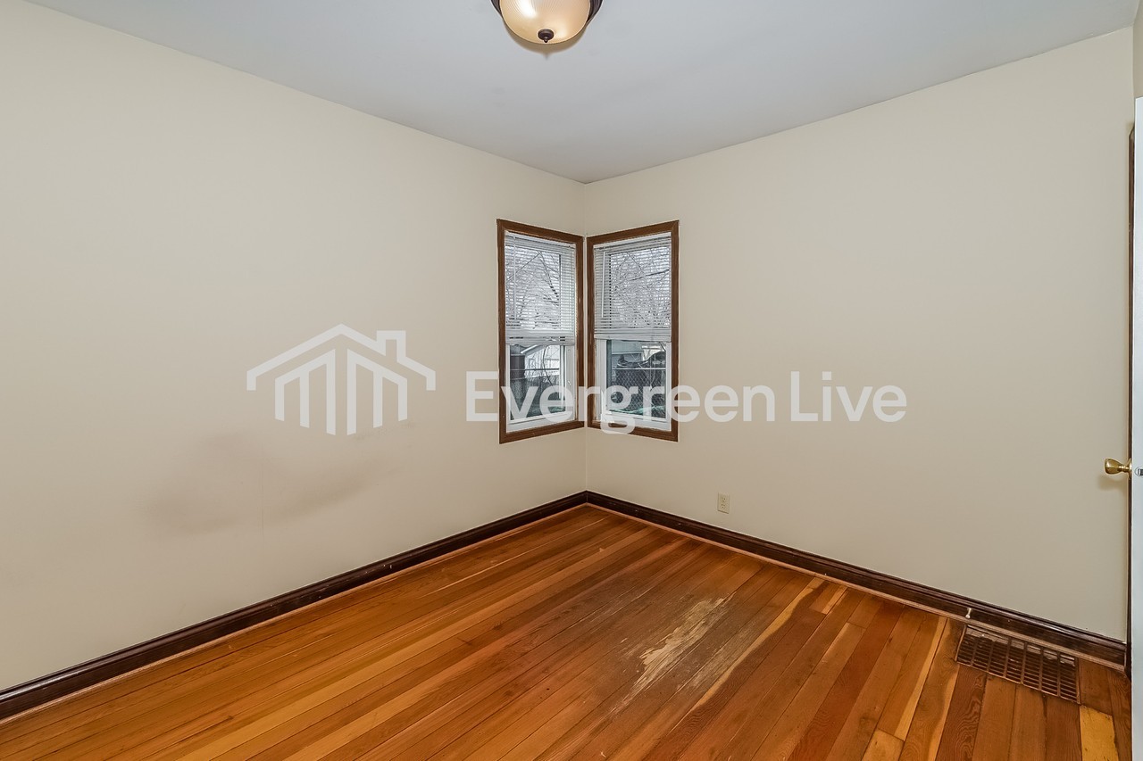 584 38th Ave Ne - Photo 5 of 11