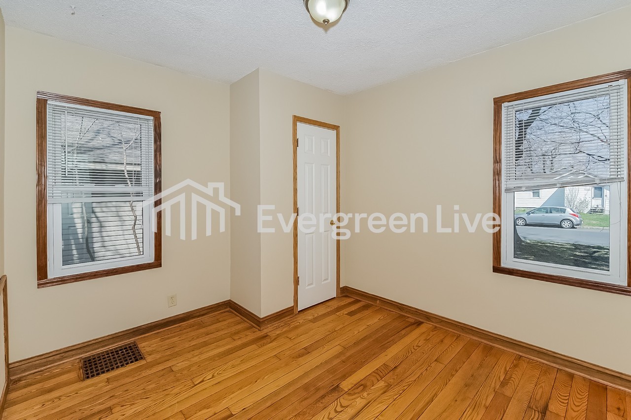584 38th Ave Ne - Photo 7 of 11
