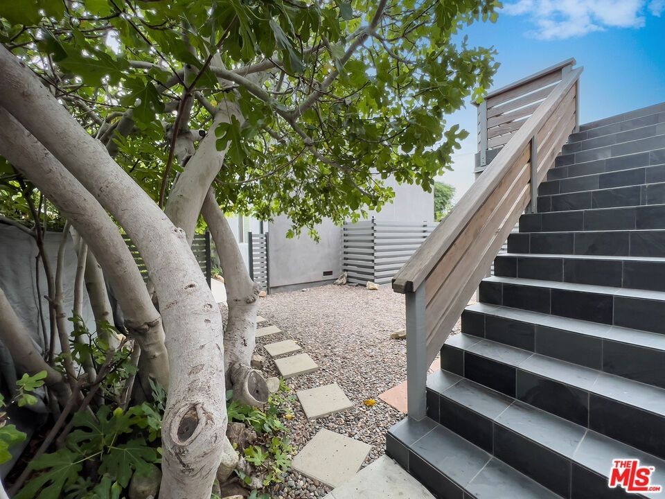 653 Sunset Ave ##B - Photo 5 of 29
