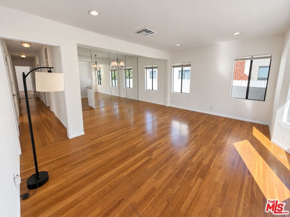 5059 Enfield Ave - Photo 2 of 19