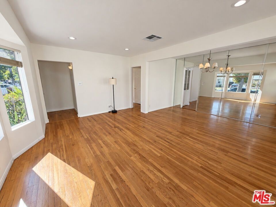 5059 Enfield Ave - Photo 3 of 19