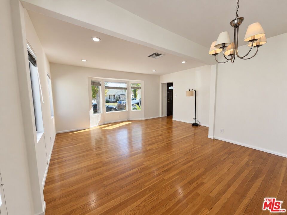 5059 Enfield Ave - Photo 4 of 19