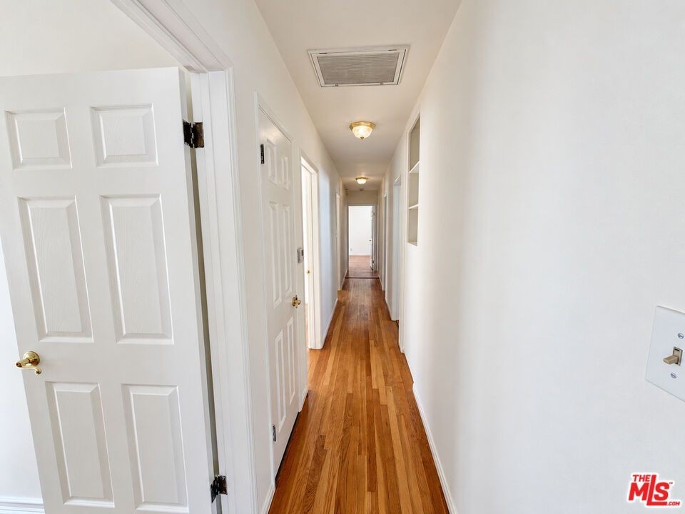 5059 Enfield Ave - Photo 5 of 19