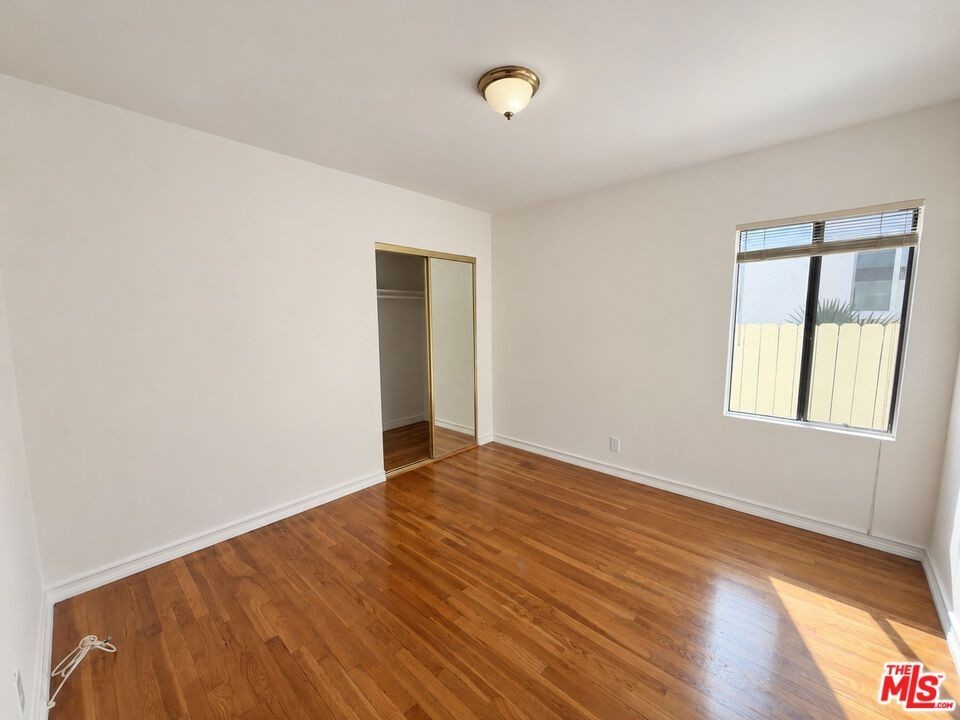 5059 Enfield Ave - Photo 6 of 19