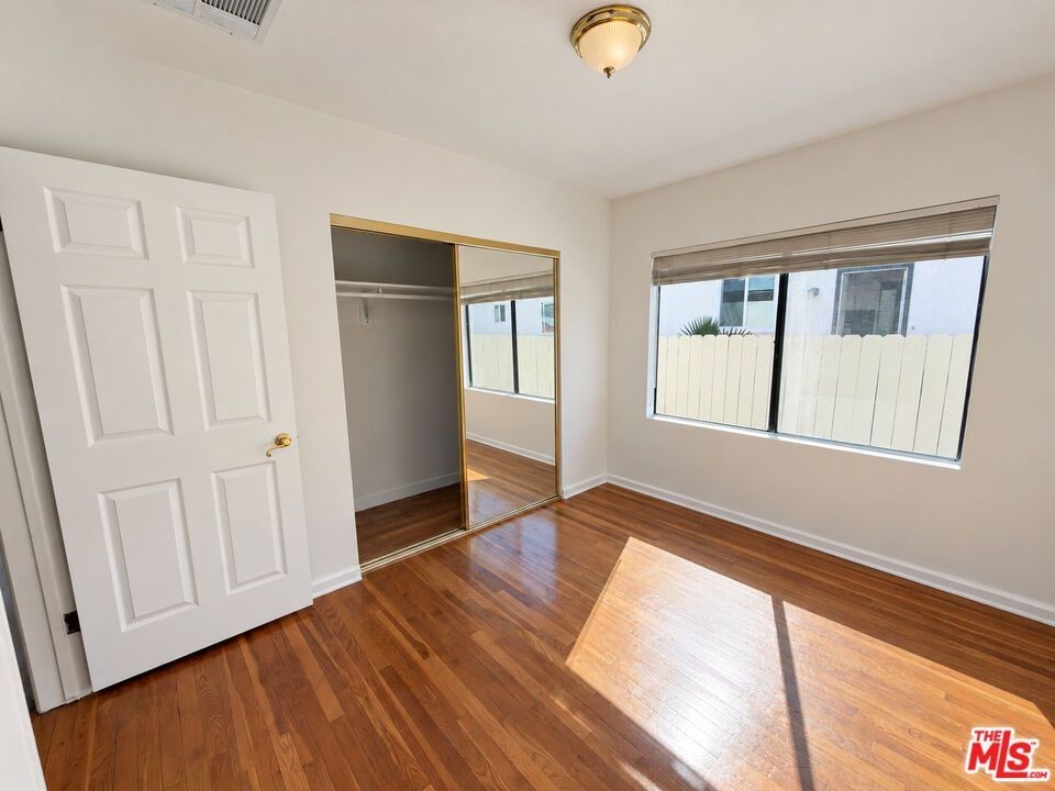 5059 Enfield Ave - Photo 7 of 19