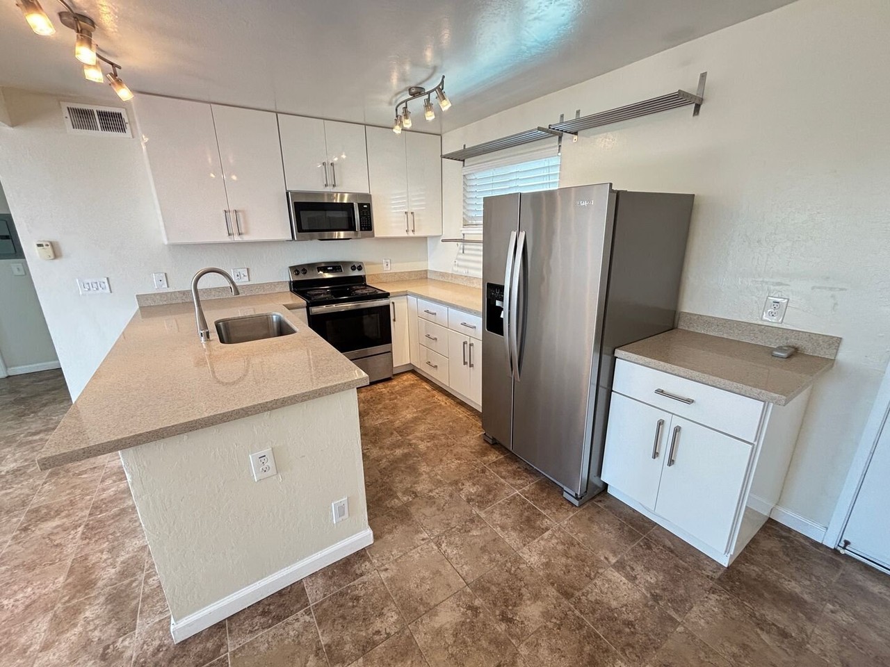 1701 Shoreline Drive - Photo 3 of 27