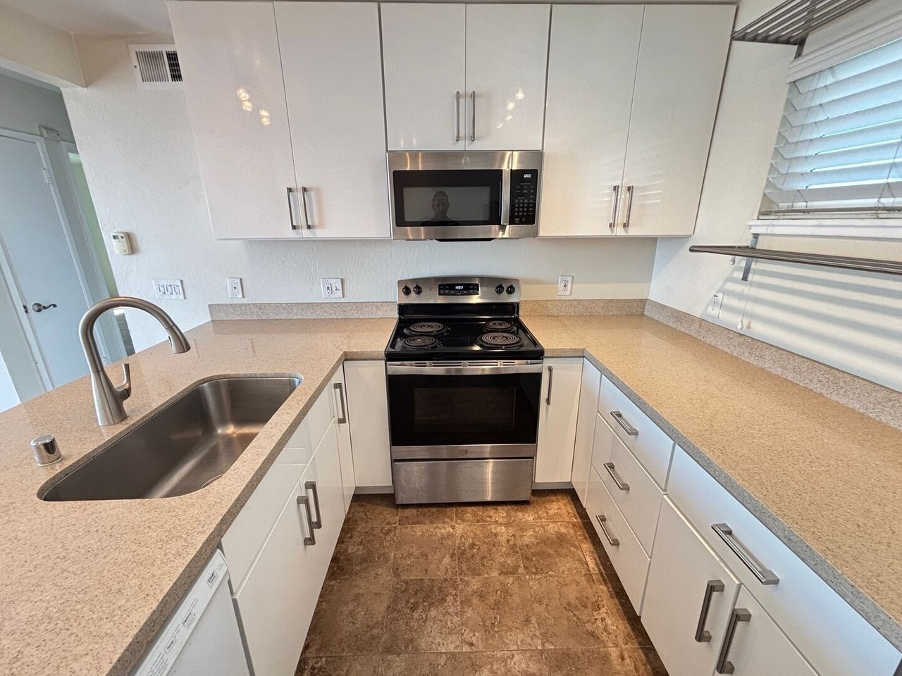 1701 Shoreline Drive - Photo 4 of 27