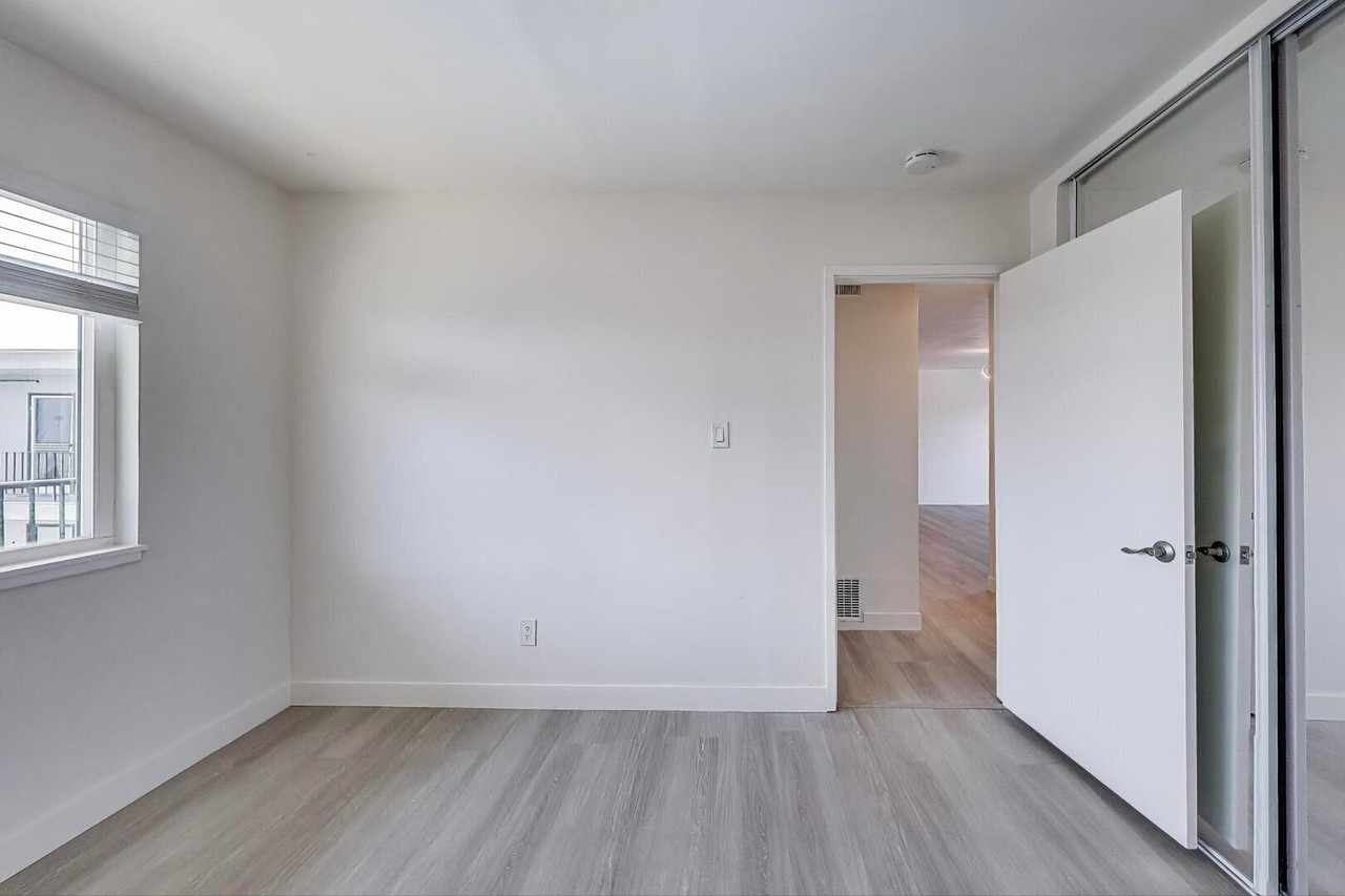 1701 Shoreline Drive - Photo 5 of 27