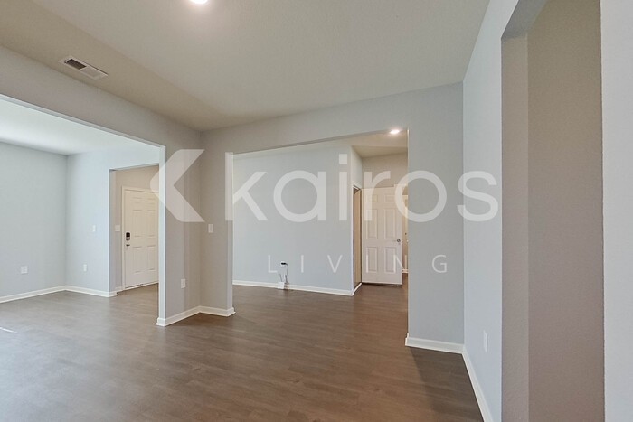 1045 Pilgrim Ln - Photo 5 of 35
