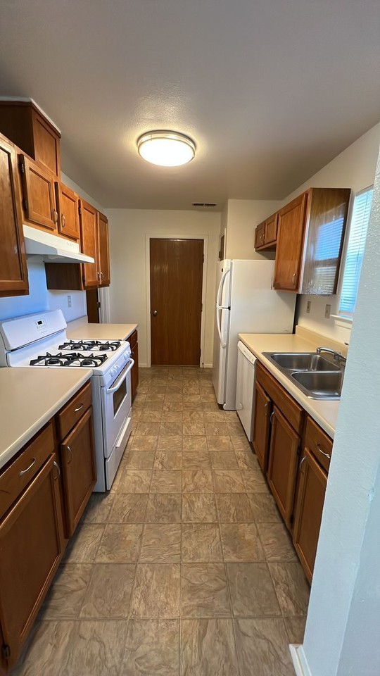 1090 Sitting Bull Ct - Photo 5 of 7