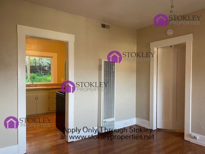 1434 Dineen St - Photo 4 of 39