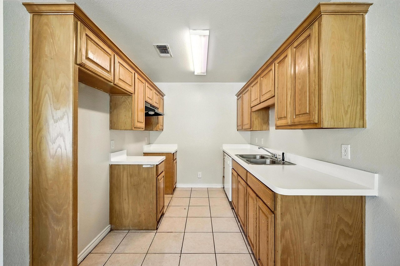 1328 S Travis St #1328 - Photo 2 of 36