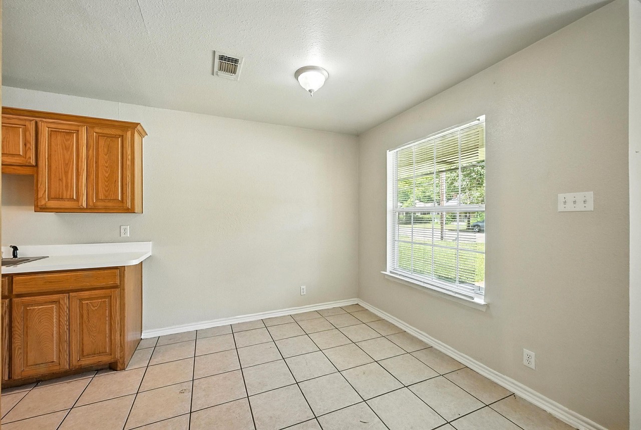 1328 S Travis St #1328 - Photo 3 of 36