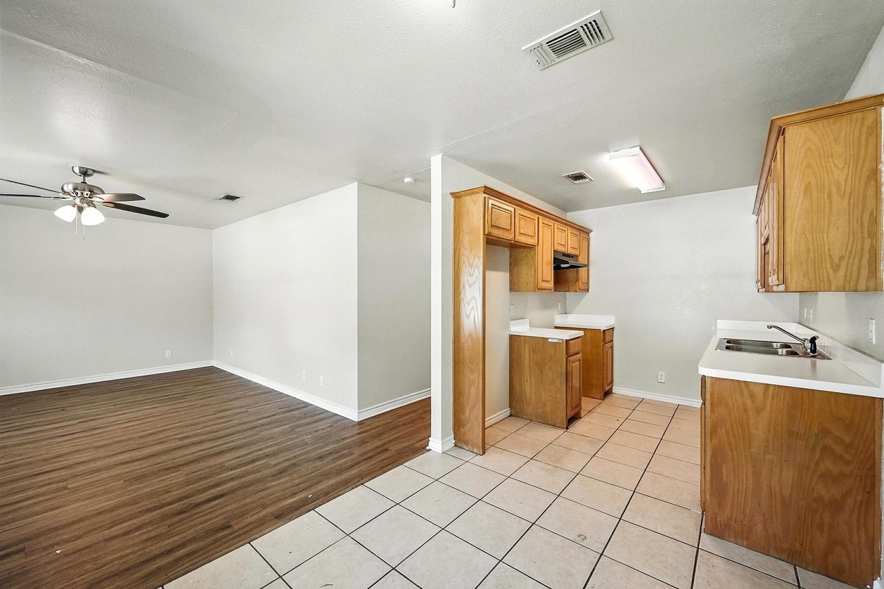 1328 S Travis St #1328 - Photo 4 of 36