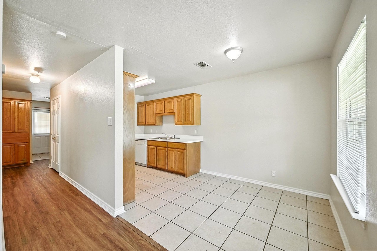 1328 S Travis St #1328 - Photo 5 of 36