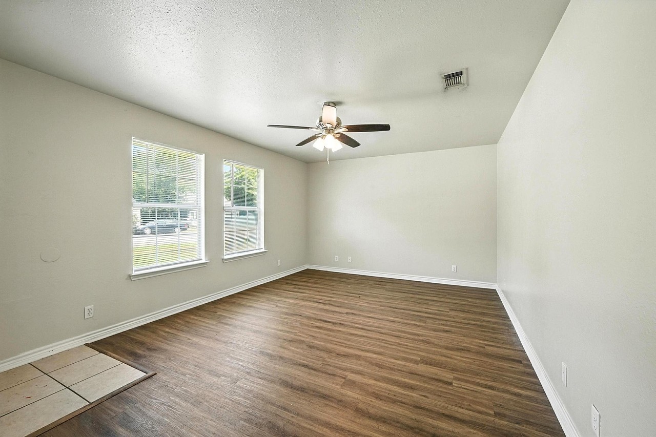 1328 S Travis St #1328 - Photo 6 of 36