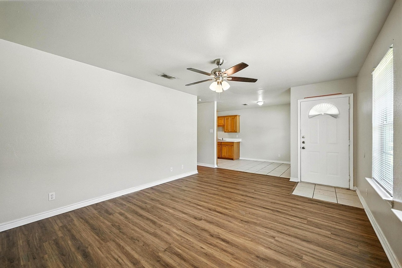 1328 S Travis St #1328 - Photo 7 of 36