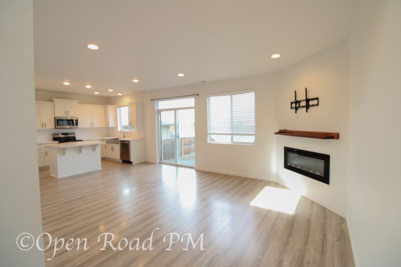 975 Ne Pinebreak Dr #1 - Photo 5 of 28