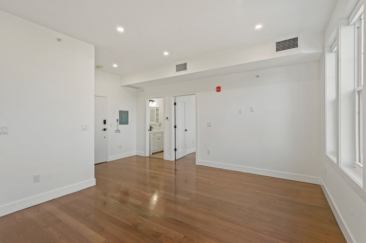 24 Broad Street - 1Apartment 1 #1 - Photo 3 of 11