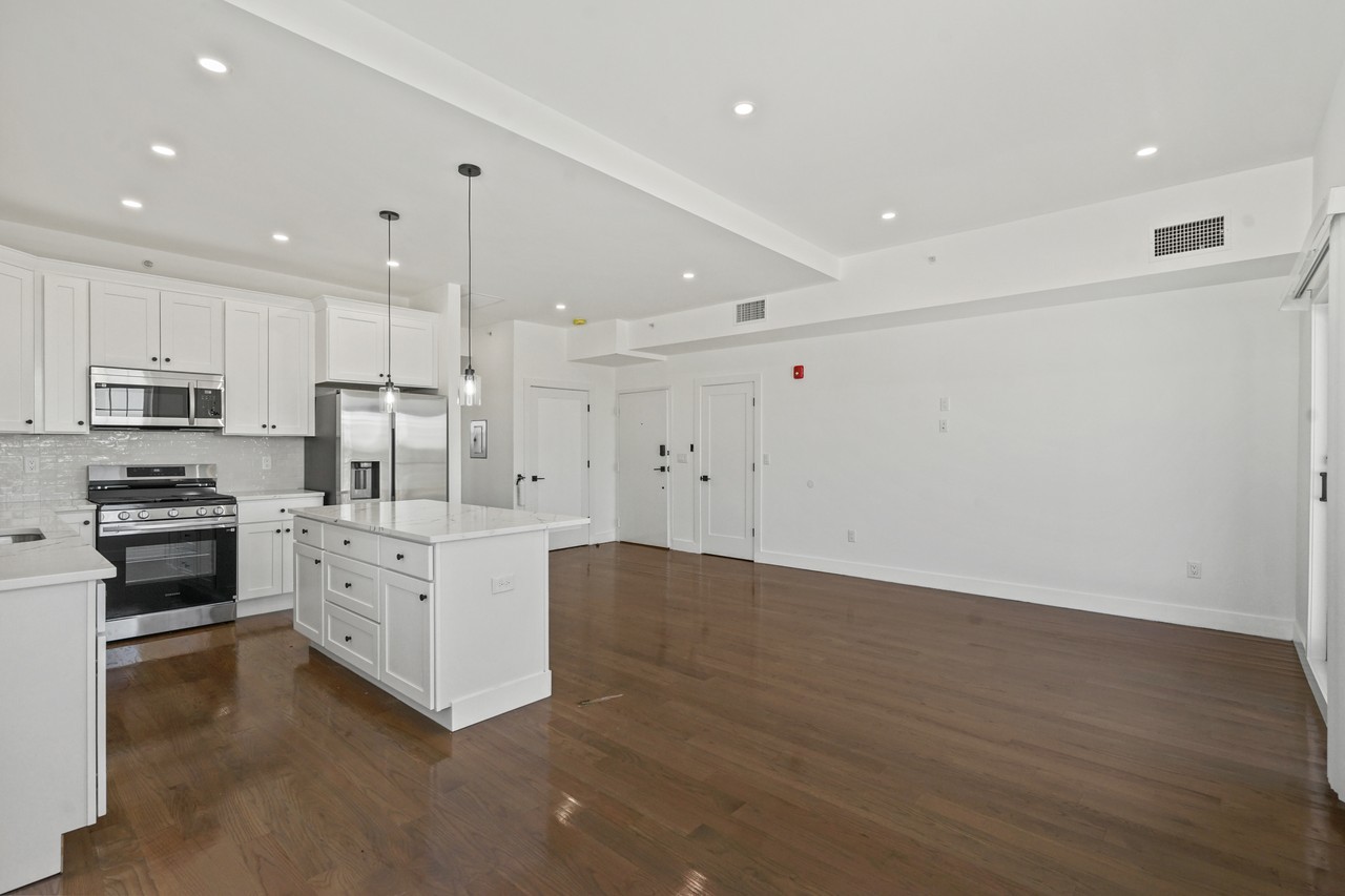 24 Broad Street - 2Apartment 1 #2 - Photo 4 of 12