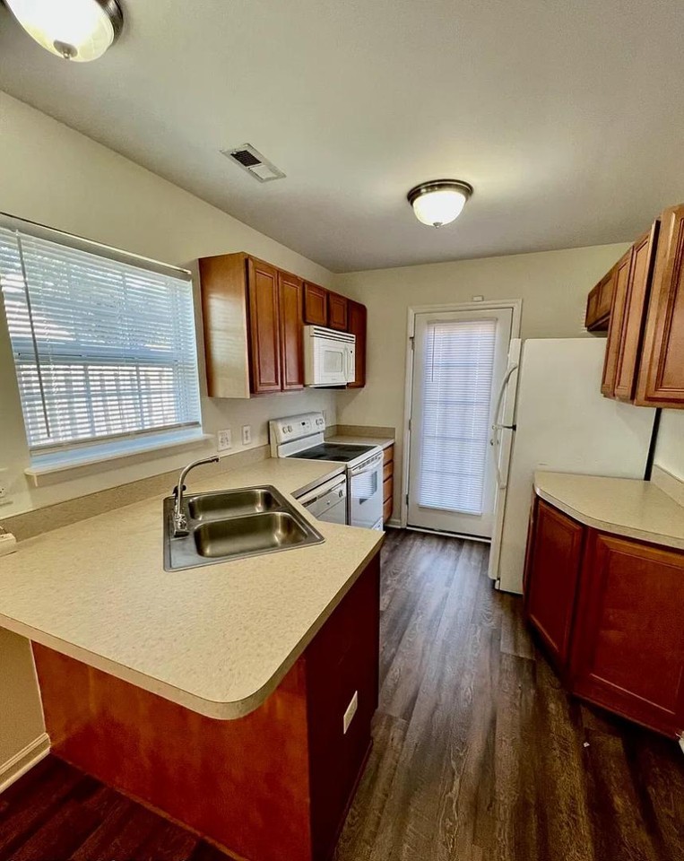 1736 Westpointe Dr - Photo 3 of 11