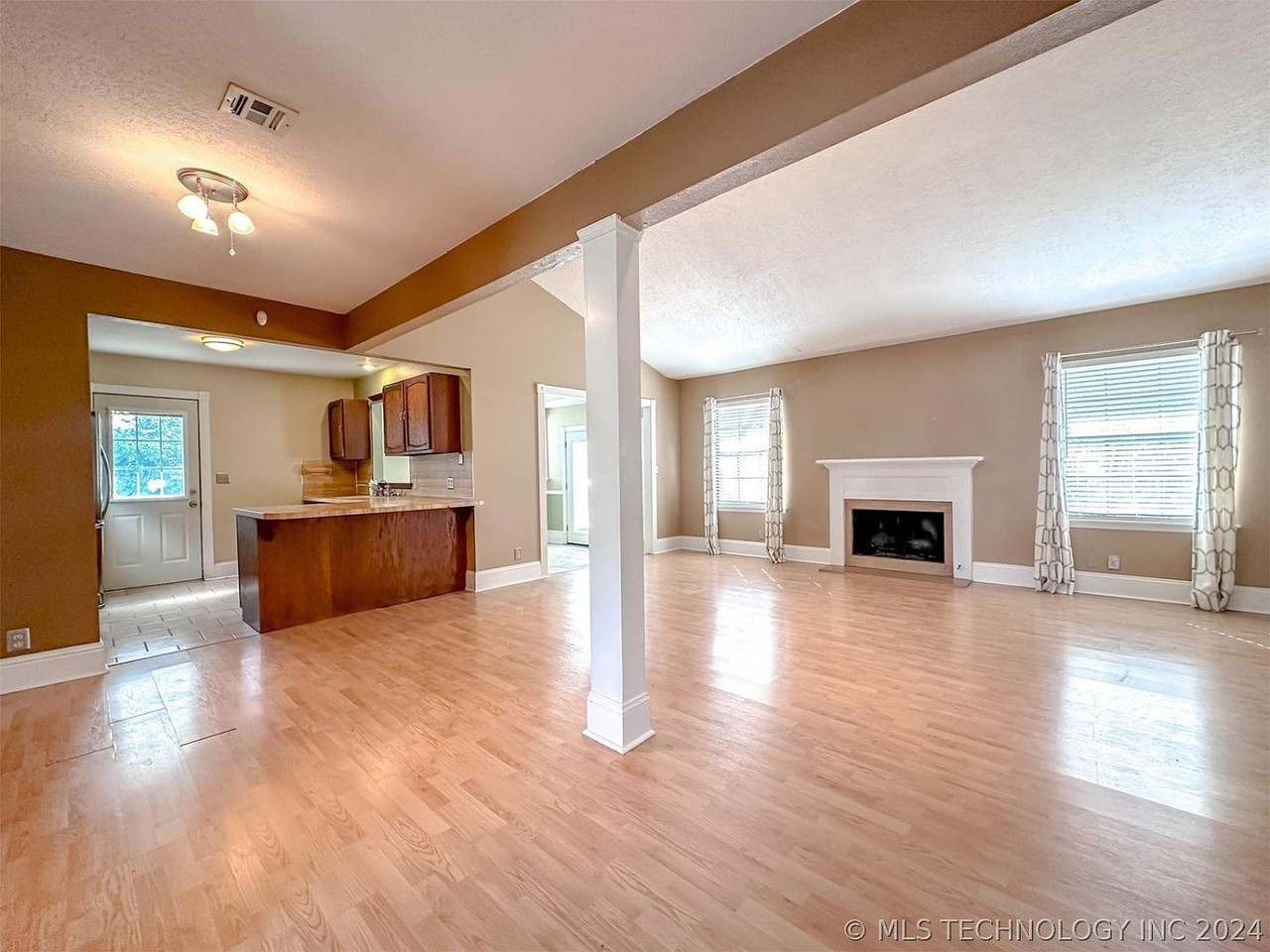 2906 W 63rd St - Photo 4 of 11