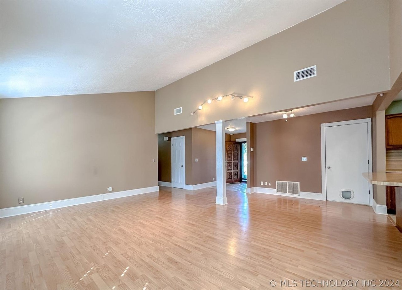 2906 W 63rd St - Photo 6 of 11
