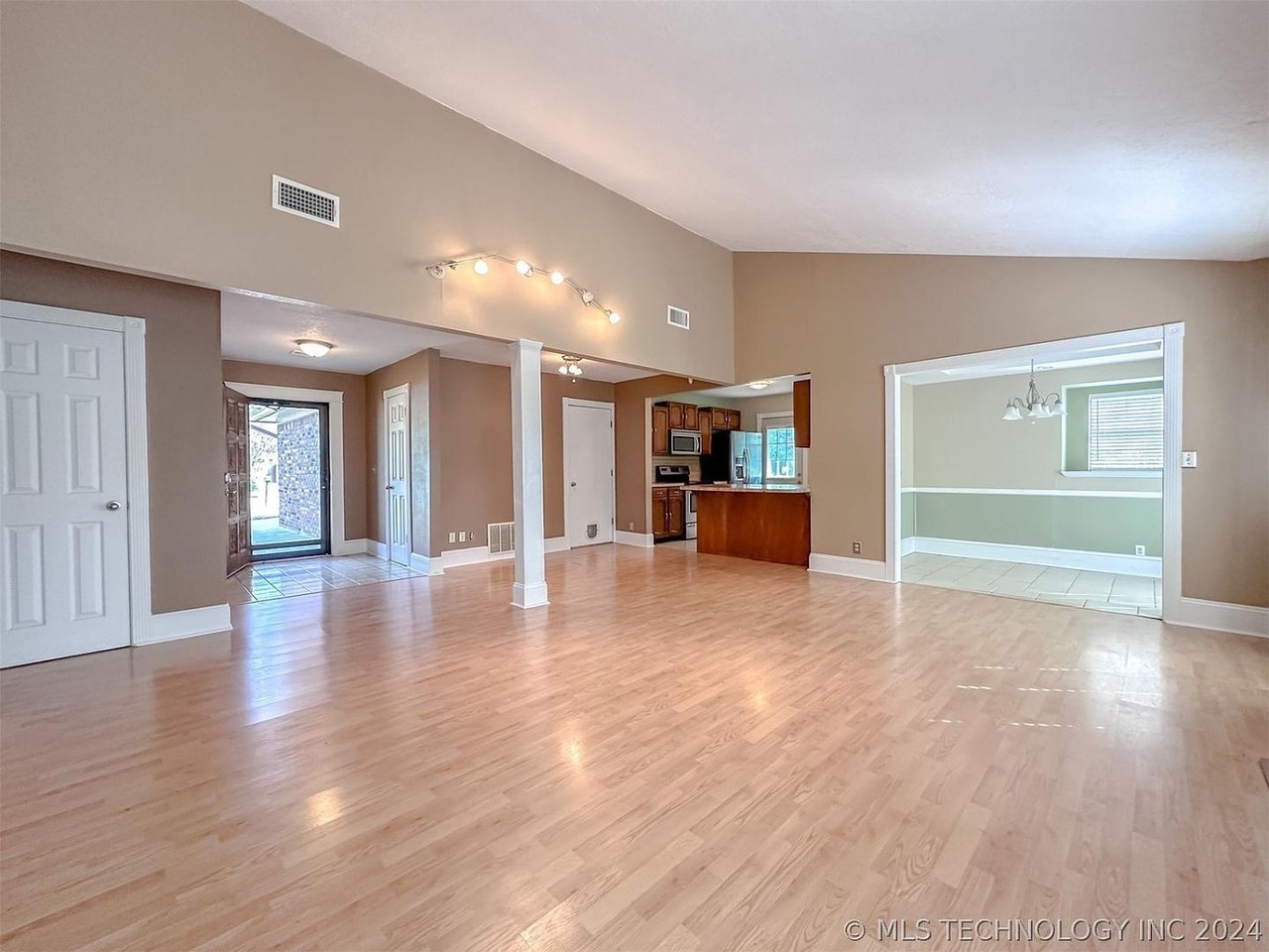 2906 W 63rd St - Photo 7 of 11