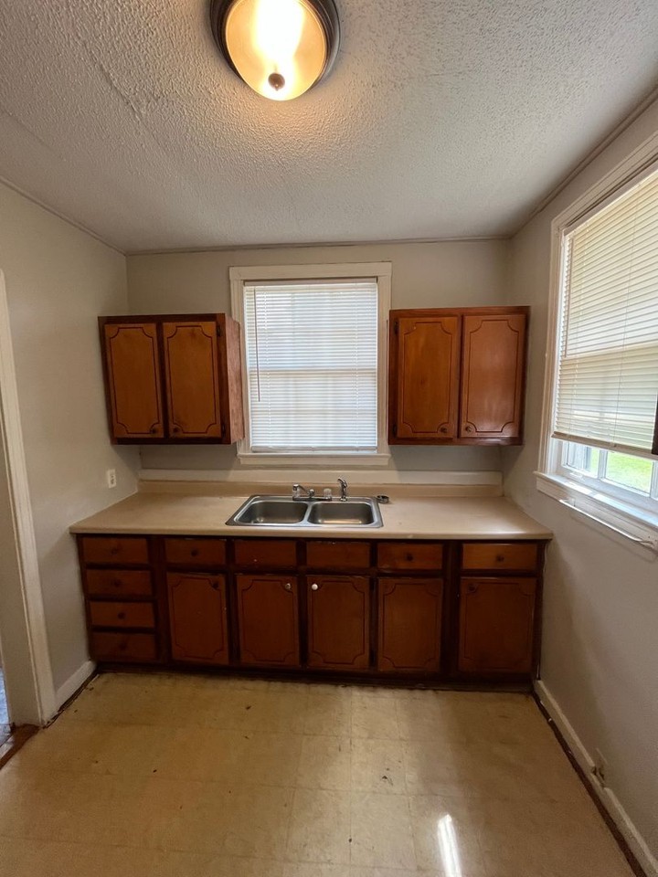 107 Elizabeth Ave - Photo 3 of 12