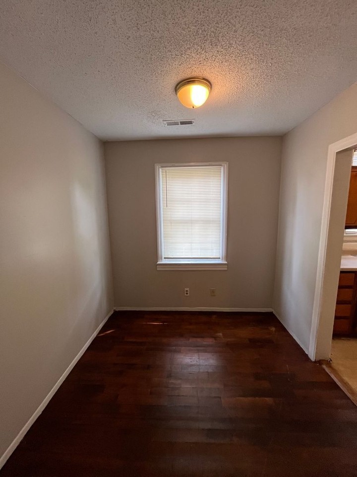107 Elizabeth Ave - Photo 4 of 12